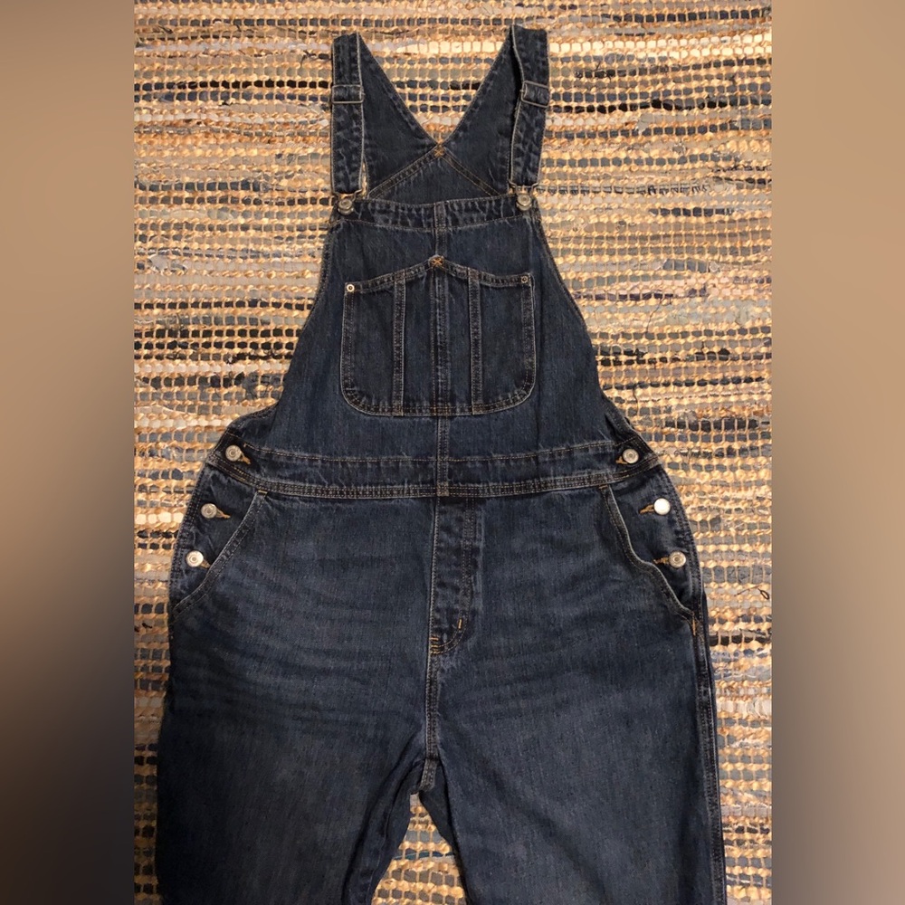 Women’s Old Navy Dark Wash Denim Overalls
Size 14
EUC